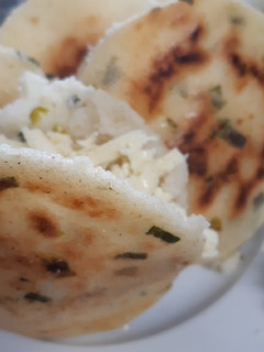 Una foto de Arepas de cebollín rellenas de queso