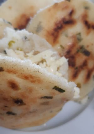 Una foto de Arepas de cebollín rellenas de queso