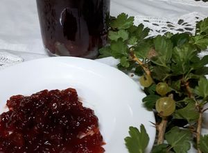 Una foto de Mermelada de grosella verde o uva espina