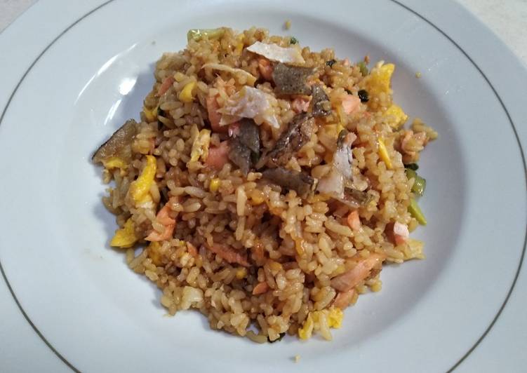 Langkah Mudah untuk Membuat 26. Nasi Goreng Salmon, Lezat Sekali