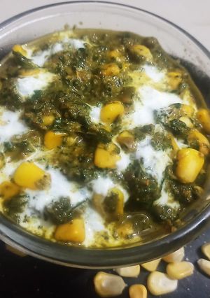 A picture of Spinach corn curry with cream.
