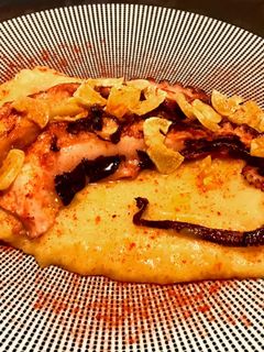 Una foto de Pulpo a la brasa, ajo crujiente y puré de patatas al pimentón (picante 🌶 y sin lactosa 😉)