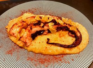 Foto principal de Pulpo a la brasa, ajo crujiente y puré de patatas al pimentón (picante 🌶 y sin lactosa 😉)