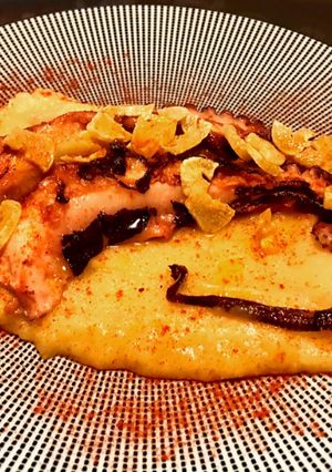 Foto principal de Pulpo a la brasa, ajo crujiente y puré de patatas al pimentón (picante 🌶 y sin lactosa 😉)