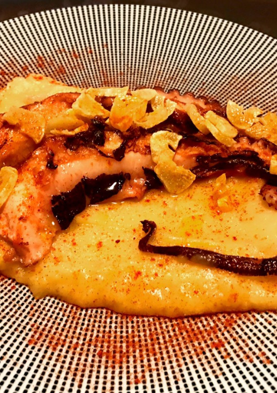 Una foto de Pulpo a la brasa, ajo crujiente y puré de patatas al pimentón (picante 🌶 y sin lactosa 😉)