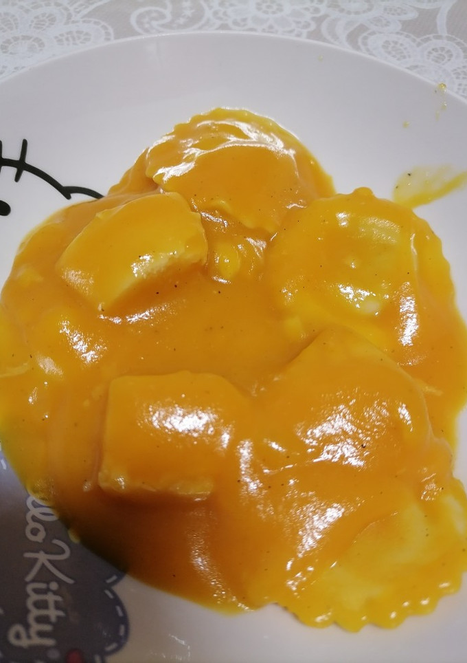 Una foto de Crema de calabaza con raviolis (Thermomix)
