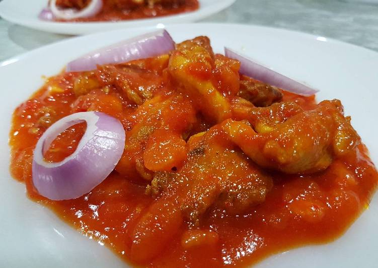 How to Prepare Any-night-of-the-week Student Meal: Fried Chicken in Spicy Tomato