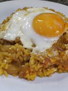 Una foto de Paella de cebolla y huevo
