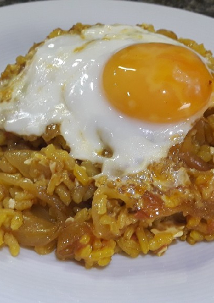 Una foto de Paella de cebolla y huevo
