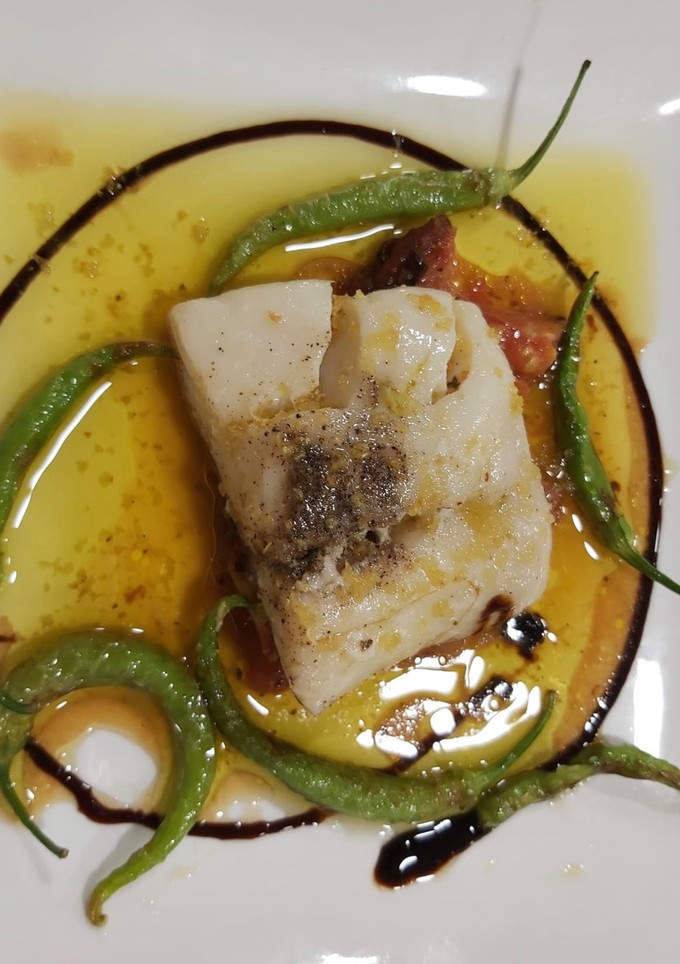 Una foto de Lomo de bacalao confitado con guindillas de Ibarra en tempura