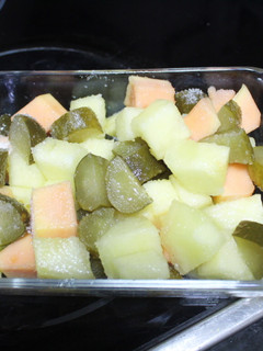 Una foto de Ensalada de papaya y melón con pepinillos en vinagre
