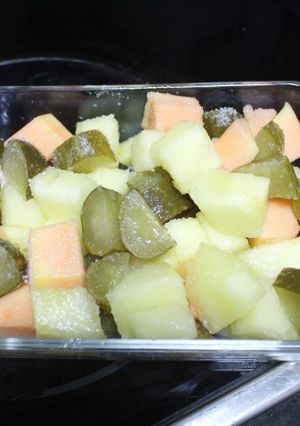 Foto principal de Ensalada de papaya y melón con pepinillos en vinagre