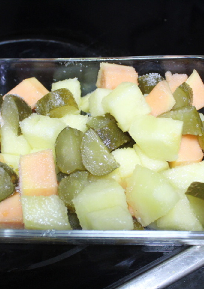 Una foto de Ensalada de papaya y melón con pepinillos en vinagre