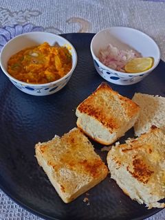 पाव भाजी(pav bhaji recipe in hindi) रेसिपी मुख्य फोटो