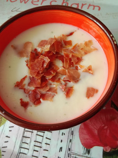 Una foto de Sopa de melón con jamón