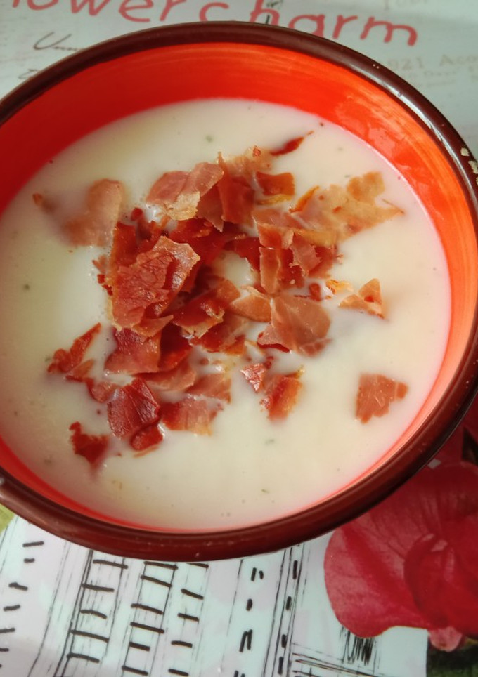 Una foto de Sopa de melón con jamón