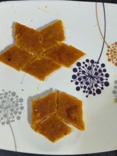 आंबा वडी (amba wadi recipe in marathi) रेसिपी चे मुख्य फोटो