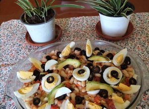 Una foto de Ensalada de alubias blancas de bote