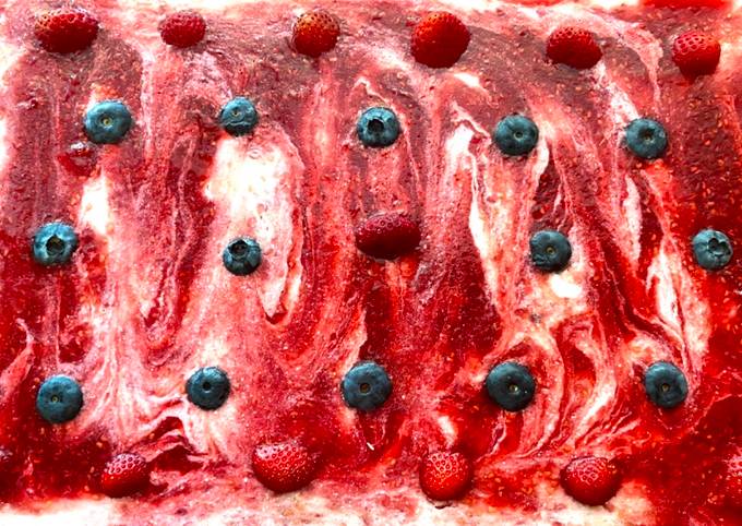 Творожно-ягодный пирог с малиновым суфле