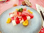 Una foto de feta jamón