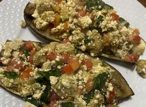 Una foto de Berenjenas Rellenas Mediterráneas (Veganas & Keto)