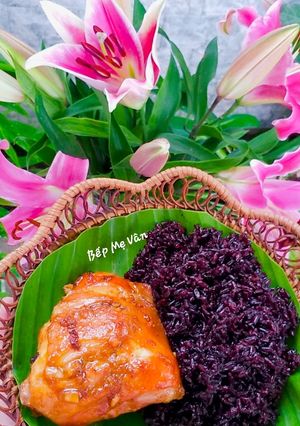 Hình của món Xôi nếp cẩm và má đùi gà nướng.