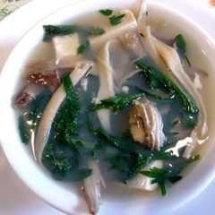 A picture of Oyster, tofu and mugwort soup 牡蛎豆腐茵陈(艾草)汤.
