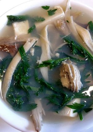 A picture of Oyster, tofu and mugwort soup 牡蛎豆腐茵陈(艾草)汤.