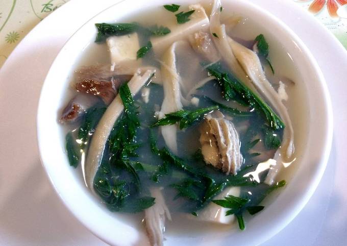Oyster, tofu and mugwort soup 牡蛎豆腐茵陈(艾草)汤 recipe main photo