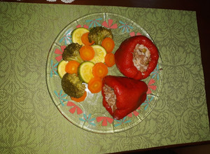 Una foto de Chile morrón (pimiento) relleno de carne molida y arroz