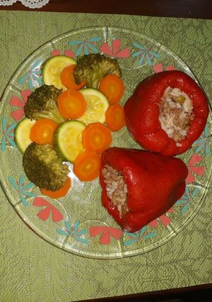 Una foto de Chile morrón (pimiento) relleno de carne molida y arroz