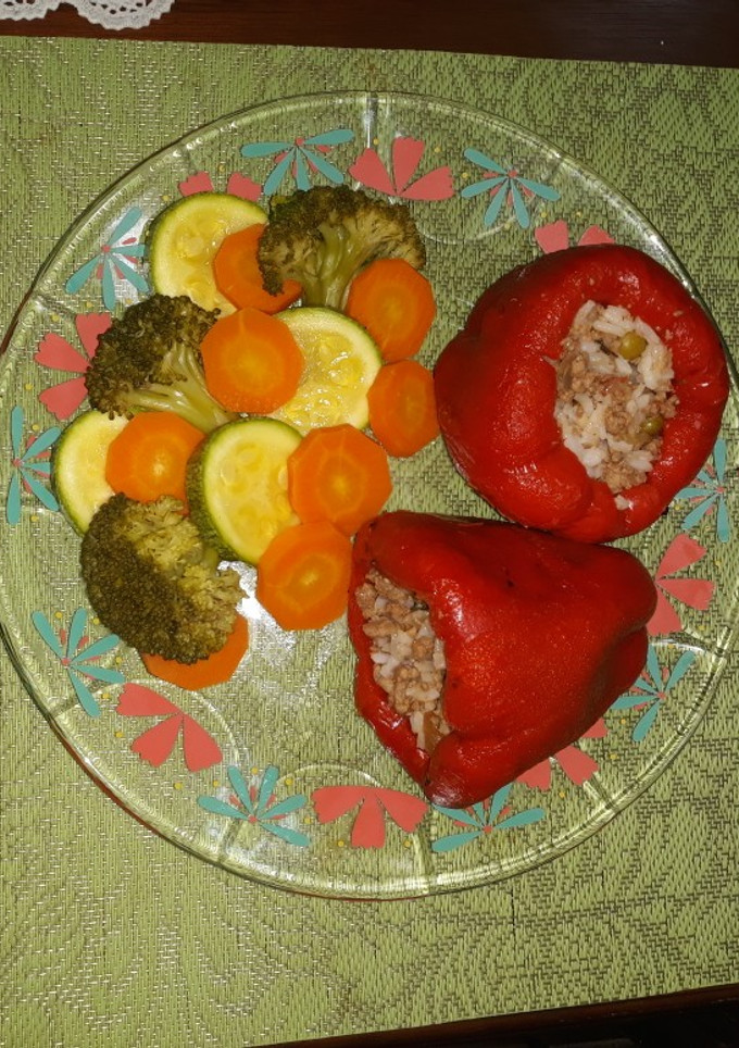 Una foto de Chile morrón (pimiento) relleno de carne molida y arroz