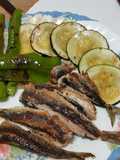 Parrochas (sardinas pequeñas) y verduras, a la plancha