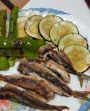 Parrochas (sardinas pequeñas) y verduras, a la plancha