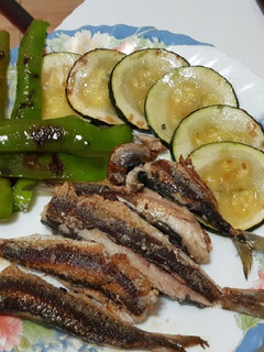 Una foto de Parrochas (sardinas pequeñas) y verduras, a la plancha