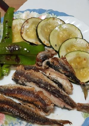 Una foto de Parrochas (sardinas pequeñas) y verduras, a la plancha