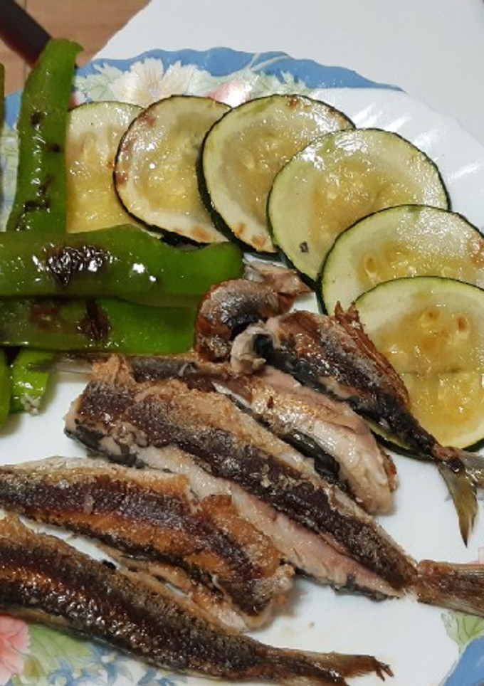 Una foto de Parrochas (sardinas pequeñas) y verduras, a la plancha