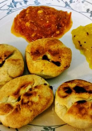 মশলাদার চাটনি ও আমের চাটনি সহযোগে বেকড পেয়াঁজ কচুরি রেসিপির প্রধান ছবি