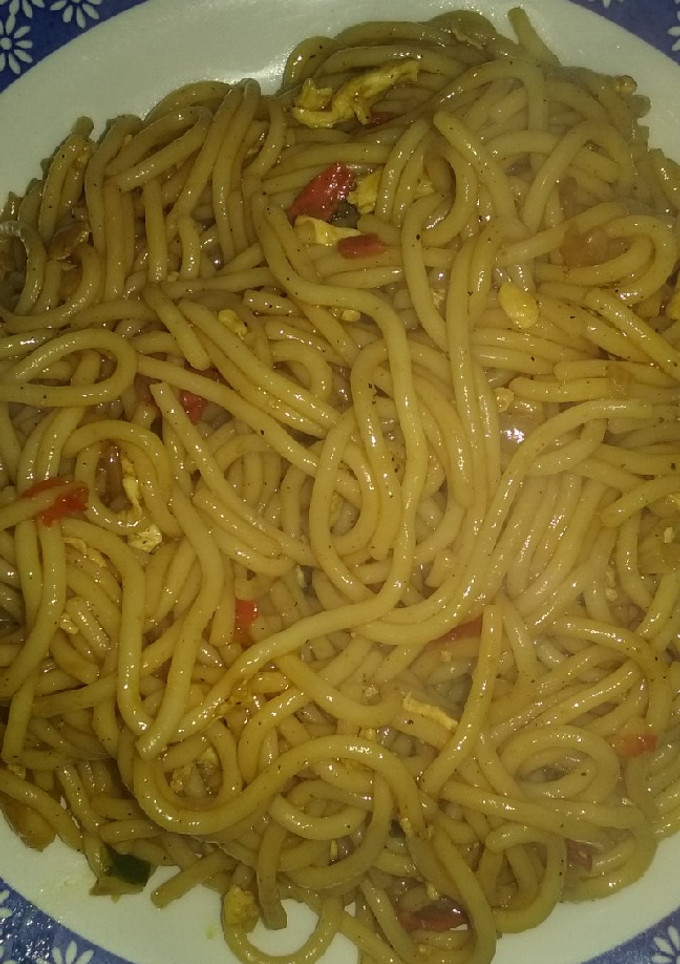 Una foto de Espaguetis de carne y verduras al wok