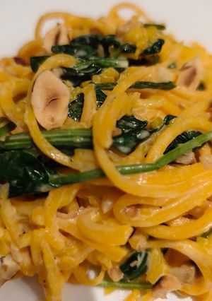 Une photo de Spaghetti de butternut aux épinards et crème de noisette