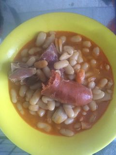Una foto de Judías blancas con chorizo y jamón