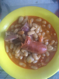 Una foto de Judías blancas con chorizo y jamón