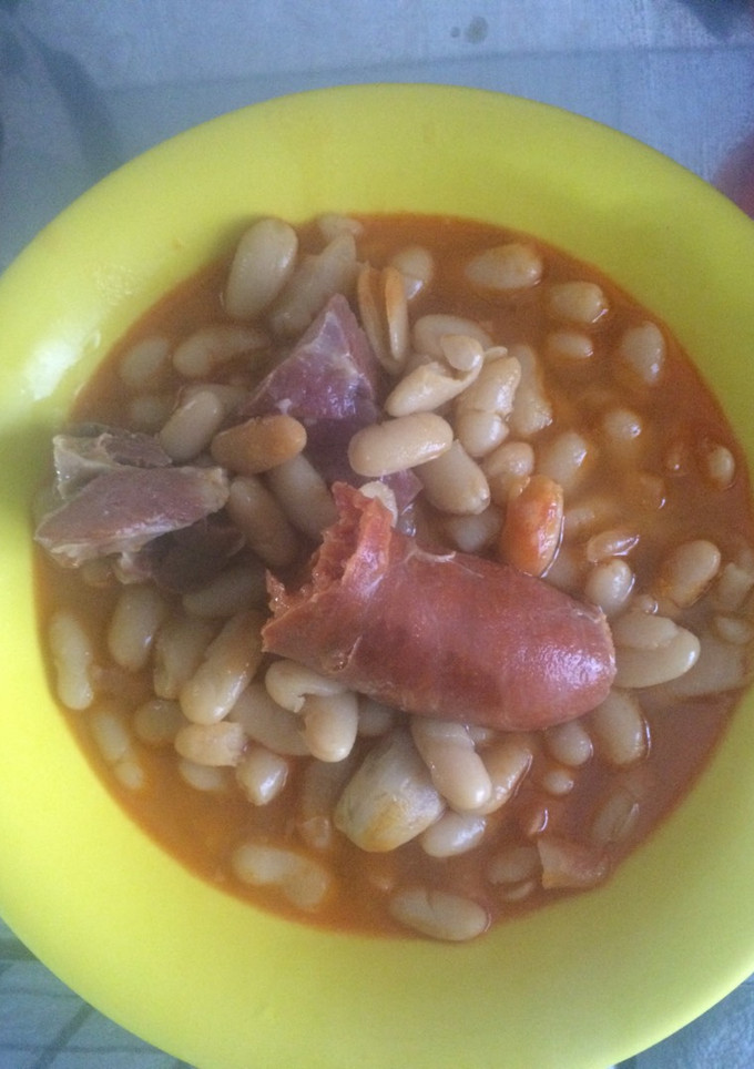 Una foto de Judías blancas con chorizo y jamón