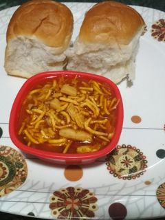 मिसल पाव (Misal pav recipe in Hindi) रेसिपी मुख्य फोटो