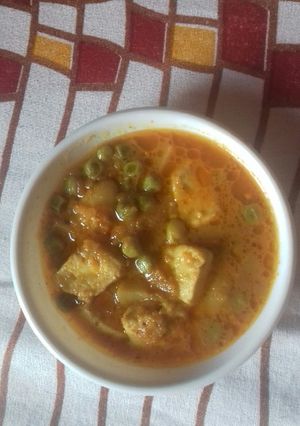 A picture of Aloo matar paneer.