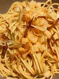 Noodles con olio al cipollotto e gamberetti