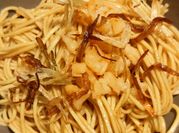 Una foto di condimento per pasta fresca