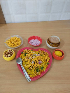 ઈન્દોરી પૌંઆ (Indori Poha Recipe In Gujarati) રેસીપી મુખ્ય ફોટો