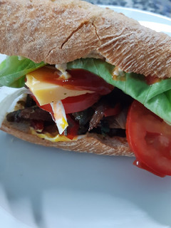 Una foto de Sándwich con lomo de carne salteada #entredospanes