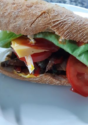 Una foto de Sándwich con lomo de carne salteada #entredospanes